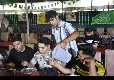 خدمت‌رسانی به زائران اربعین حسینی در موکب مردمی حضرت صاحب الزمان (عج) کوهدشت