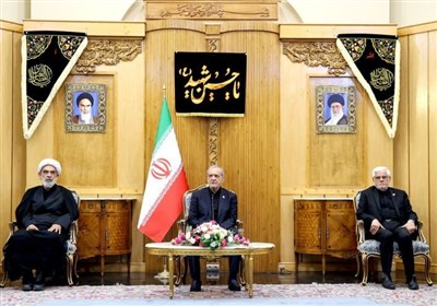 بزشکیان یتوجه إلى إسلام آباد: إیران وباکستان توسّعان التعاون الحدودی وتعزّزان العلاقات الاقتصادیة