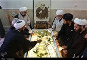 ادای احترام خادمان حرم بانوی کرامت به مقام شهید شیخ فضلالله نوری + تصاویر