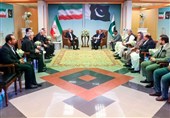 الرئیس الإیرانی یستهل زیارته لباکستان بزیارة ضریح إقبال لاهوری