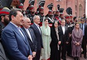 الرئیس الإیرانی یستهل زیارته لباکستان بزیارة ضریح إقبال لاهوری
