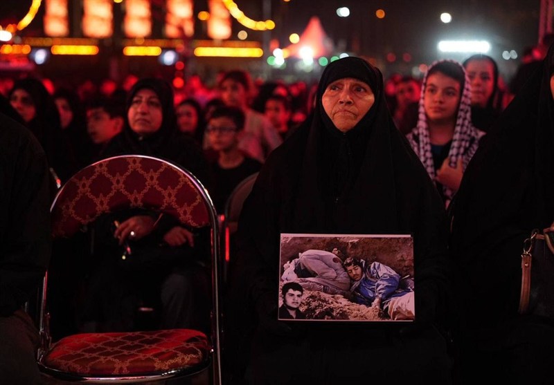مادر شهیدان خالقی‌پور: شهدا را انحصاری نکنیم / تقدیر از مادران شهدا در محرم شهر