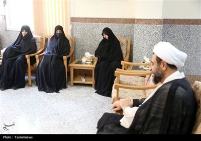 دیدار همسر شهید سلامی با مدیر حوزه‌های خواهران