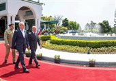 استقبال رسمی شهباز شریف از پزشکیان در اسلامآباد