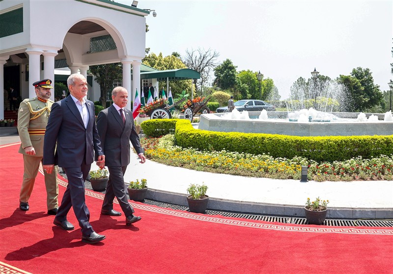 Iran, Pakistan Ink 12 Cooperation Deals