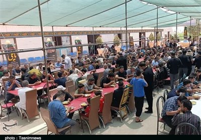 استقبال پرشور زائران اربعین از موکب عظیم صاحبالزمان(عج) کوهدشت