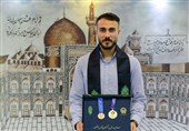 اهدای مدال قهرمانی ملیپوش فوتبال ساحلی به موزه آستان قدس