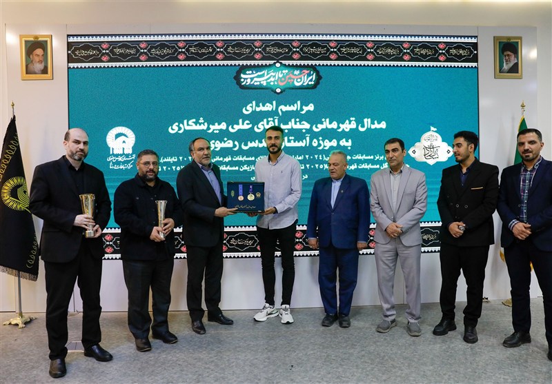 اهدای مدال قهرمانی ملیپوش فوتبال ساحلی به موزه آستان قدس 2