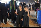 گام‌های کوچک در مسیر عشق/ نغمه‌های کودکانه در راه کربلا +تصاویر