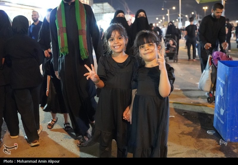 گام‌های کوچک در مسیر عشق/ نغمه‌های کودکانه در راه کربلا +تصاویر