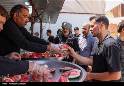 خدمت‌رسانی موکب علی بن باقر کاشان به زائران اربعین در کربلا