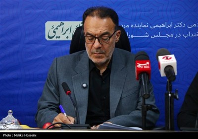 نشست خبری نماینده اراک در مجلس شورای اسلامی در آستانه روز خبرنگار