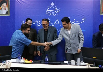 نشست خبری نماینده اراک در مجلس شورای اسلامی در آستانه روز خبرنگار