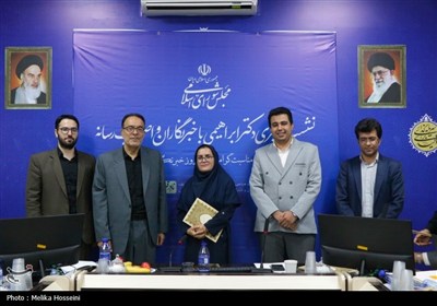 نشست خبری نماینده اراک در مجلس شورای اسلامی در آستانه روز خبرنگار
