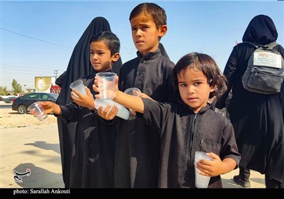 حال و هوای زائران و موکب داران اربعین حسینی در مسیر کربلا
