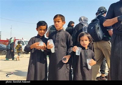 حال و هوای زائران و موکب داران اربعین حسینی در مسیر کربلا