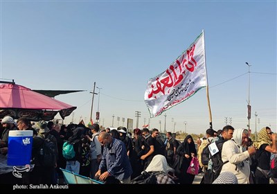 حال و هوای زائران و موکب داران اربعین حسینی در مسیر کربلا