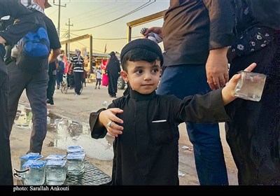 حال و هوای زائران و موکب داران اربعین حسینی در مسیر کربلا