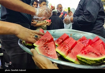 حال و هوای زائران و موکب داران اربعین حسینی در مسیر کربلا
