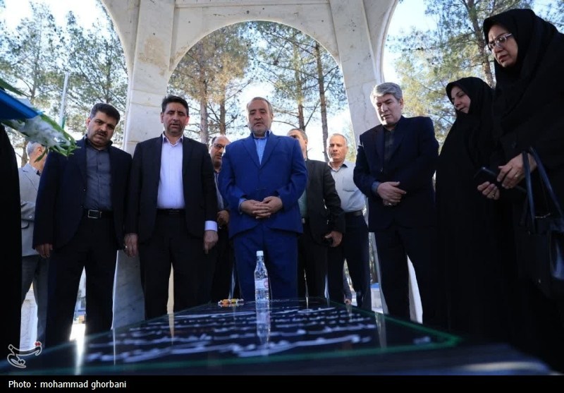 ادای احترام استاندار خراسان جنوبی به خبرنگاران شهید و فقید استان