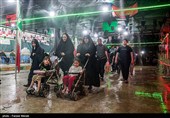 خیل عظیم زوار اربعین ابتدای مسیر پیاده روی نجف به کربلا