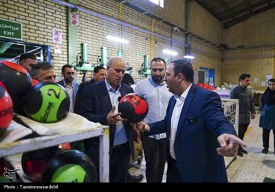 سفر یک‌روزه مهدی تاج به اردبیل؛ بازدید از کارخانه تولید توپ ورزشی به روایت تصاویر