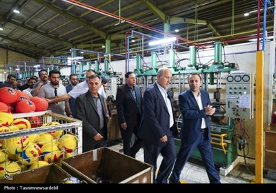 سفر یک‌روزه مهدی تاج به اردبیل؛ بازدید از کارخانه تولید توپ ورزشی به روایت تصاویر