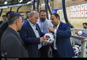 سفر یک‌روزه مهدی تاج به اردبیل؛ بازدید از کارخانه تولید توپ ورزشی به روایت تصاویر