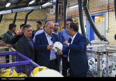 سفر یک‌روزه مهدی تاج به اردبیل؛ بازدید از کارخانه تولید توپ ورزشی به روایت تصاویر