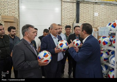 سفر یک‌روزه مهدی تاج به اردبیل؛ بازدید از کارخانه تولید توپ ورزشی به روایت تصاویر