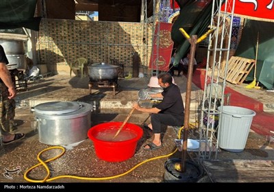 خدمت‌رسانی موکب علی بن موسی الرضا(ع) شهرستان ازنا به زوار اربعین در شهر نجف اشرف