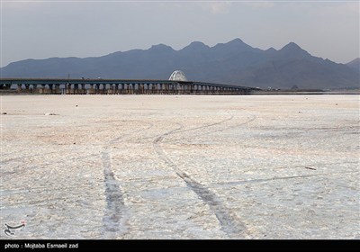 بنابر اعلام مسئولان سازمان حفاظت محیط زیست ، تراز آبی دریاچه ارومیه در نیمه مرداد 1404 به پایین ترین میزان خود در دو دهه اخیر رسیده است و در صورت تدوام شرایط فعلی ، این دریاچه تا پایین شهریور سال جاری برای نخستین بار بصورت کامل خشک خواهد شد.