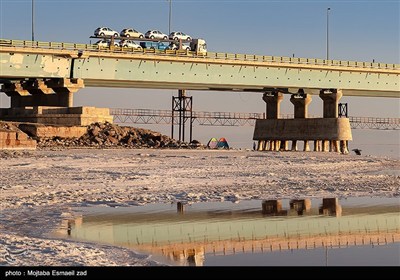 بنابر اعلام مسئولان سازمان حفاظت محیط زیست ، تراز آبی دریاچه ارومیه در نیمه مرداد 1404 به پایین ترین میزان خود در دو دهه اخیر رسیده است و در صورت تدوام شرایط فعلی ، این دریاچه تا پایین شهریور سال جاری برای نخستین بار بصورت کامل خشک خواهد شد.