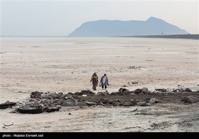بنابر اعلام مسئولان سازمان حفاظت محیط زیست ، تراز آبی دریاچه ارومیه در نیمه مرداد 1404 به پایین ترین میزان خود در دو دهه اخیر رسیده است و در صورت تدوام شرایط فعلی ، این دریاچه تا پایین شهریور سال جاری برای نخستین بار بصورت کامل خشک خواهد شد.