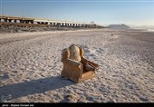 بنابر اعلام مسئولان سازمان حفاظت محیط زیست ، تراز آبی دریاچه ارومیه در نیمه مرداد 1404 به پایین ترین میزان خود در دو دهه اخیر رسیده است و در صورت تدوام شرایط فعلی ، این دریاچه تا پایین شهریور سال جاری برای نخستین بار بصورت کامل خشک خواهد شد.