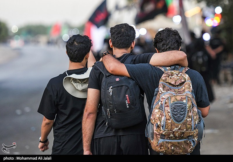 پذیرایی از زائران در ورودی مریوان؛ نوجوان اهل‌سنت که عاشق امام حسین(ع) شد+فیلم