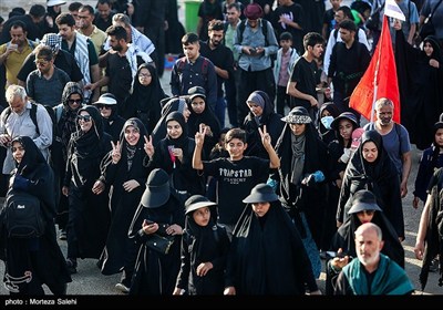 پیاده روی زائران اربعین حسینی در مسیر نجف به کربلا