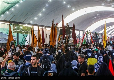 پیاده روی زائران اربعین حسینی در مسیر نجف به کربلا