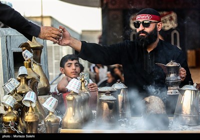 پیاده روی زائران اربعین حسینی در مسیر نجف به کربلا