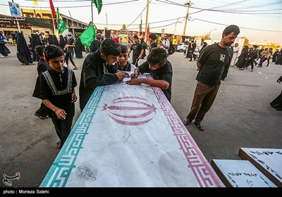 پیاده روی زائران اربعین حسینی در مسیر نجف به کربلا