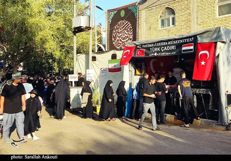 انا الحسین یجمعنا؛ تجلی برادری ملت‌ها در موکب جوانان استانبولی در کربلا