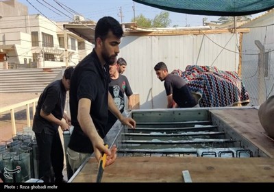 گرمای پنجاه‌ درجه‌ای و اراده سردنشدنی جوانان در کارخانه تولید یخ نجف