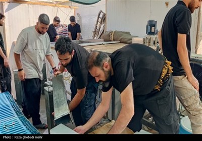 گرمای پنجاه‌ درجه‌ای و اراده سردنشدنی جوانان در کارخانه تولید یخ نجف