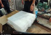 گرمای پنجاه‌ درجه‌ای و اراده سردنشدنی جوانان در کارخانه  تولید یخ نجف