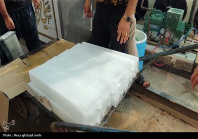 گرمای پنجاه‌ درجه‌ای و اراده سردنشدنی جوانان در کارخانه تولید یخ نجف
