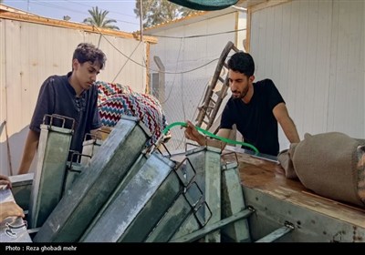 گرمای پنجاه‌ درجه‌ای و اراده سردنشدنی جوانان در کارخانه تولید یخ نجف