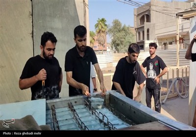 گرمای پنجاه‌ درجه‌ای و اراده سردنشدنی جوانان در کارخانه تولید یخ نجف