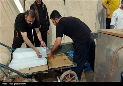 گرمای پنجاه‌ درجه‌ای و اراده سردنشدنی جوانان در کارخانه تولید یخ نجف