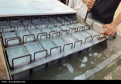 گرمای پنجاه‌ درجه‌ای و اراده سردنشدنی جوانان در کارخانه تولید یخ نجف
