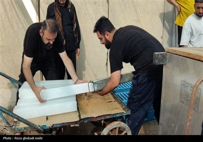 گرمای پنجاه‌ درجه‌ای و اراده سردنشدنی جوانان در کارخانه تولید یخ نجف